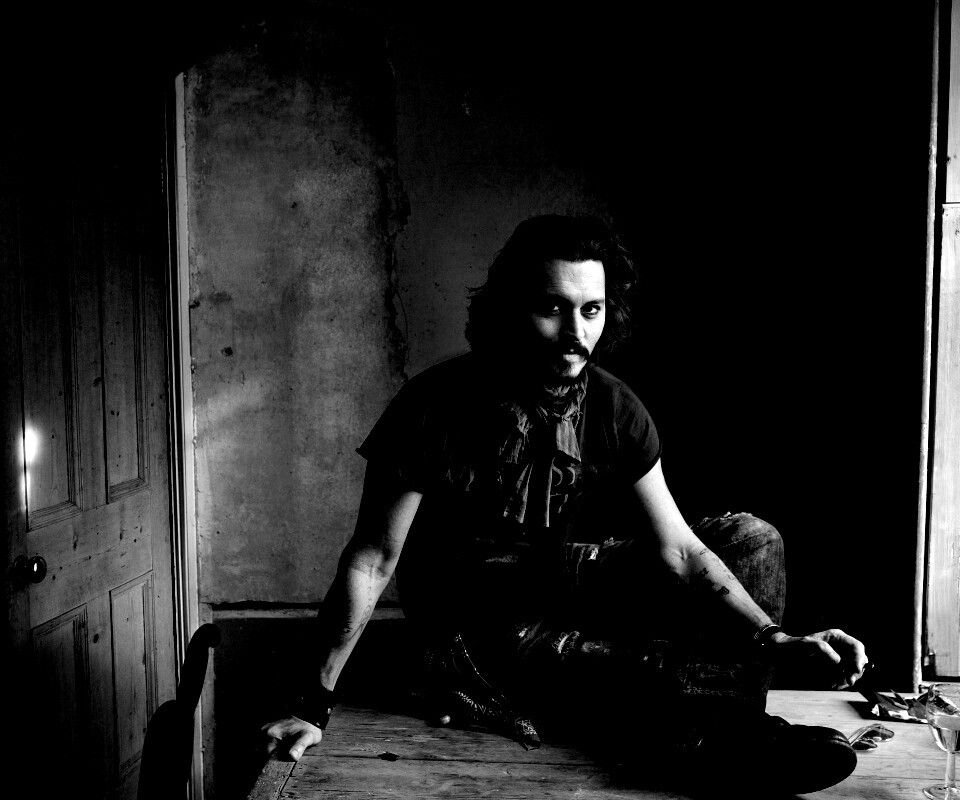 Джонни Депп на столе обои