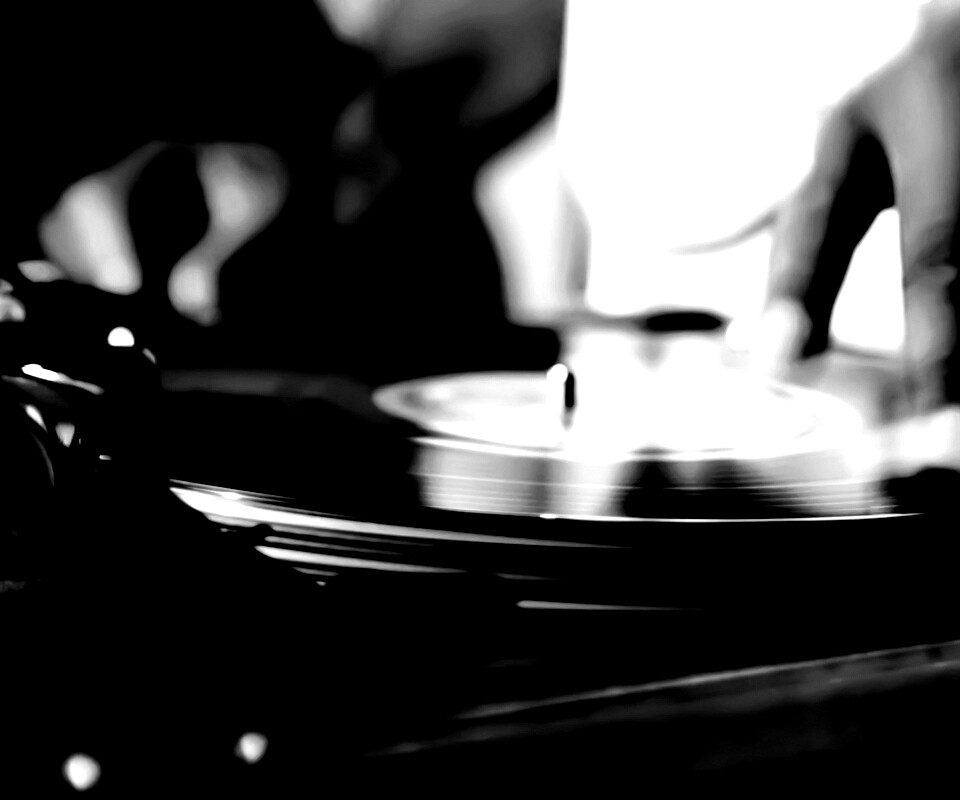 Винил на диджейском пульте обои