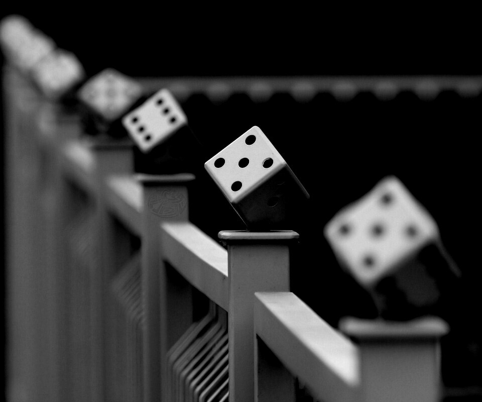 Игральные кости украшающие перила обои