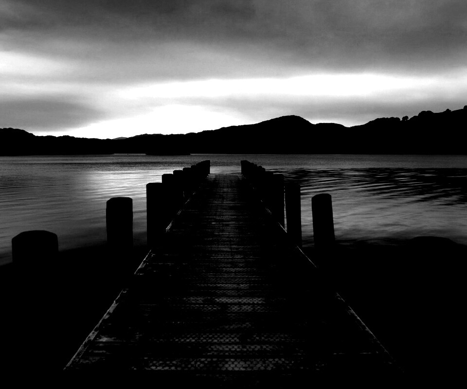 Деревянный причал на озере обои