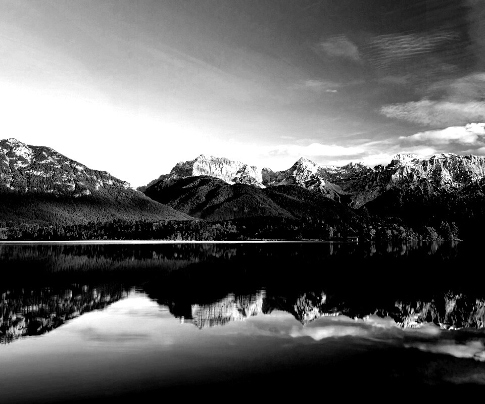 Горы отражаются в озере обои