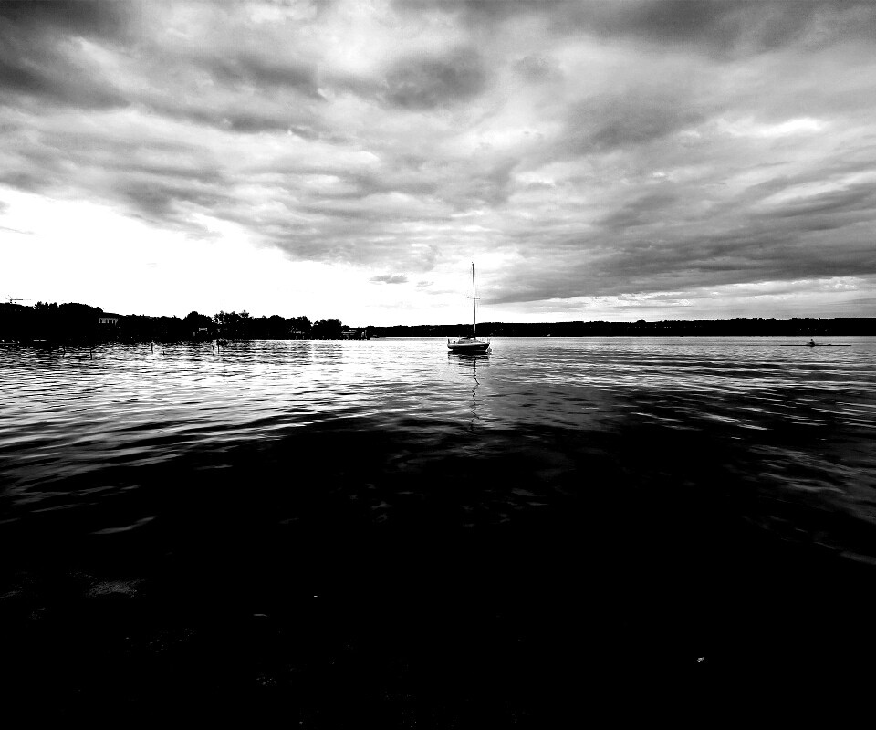 Яхта на озере обои