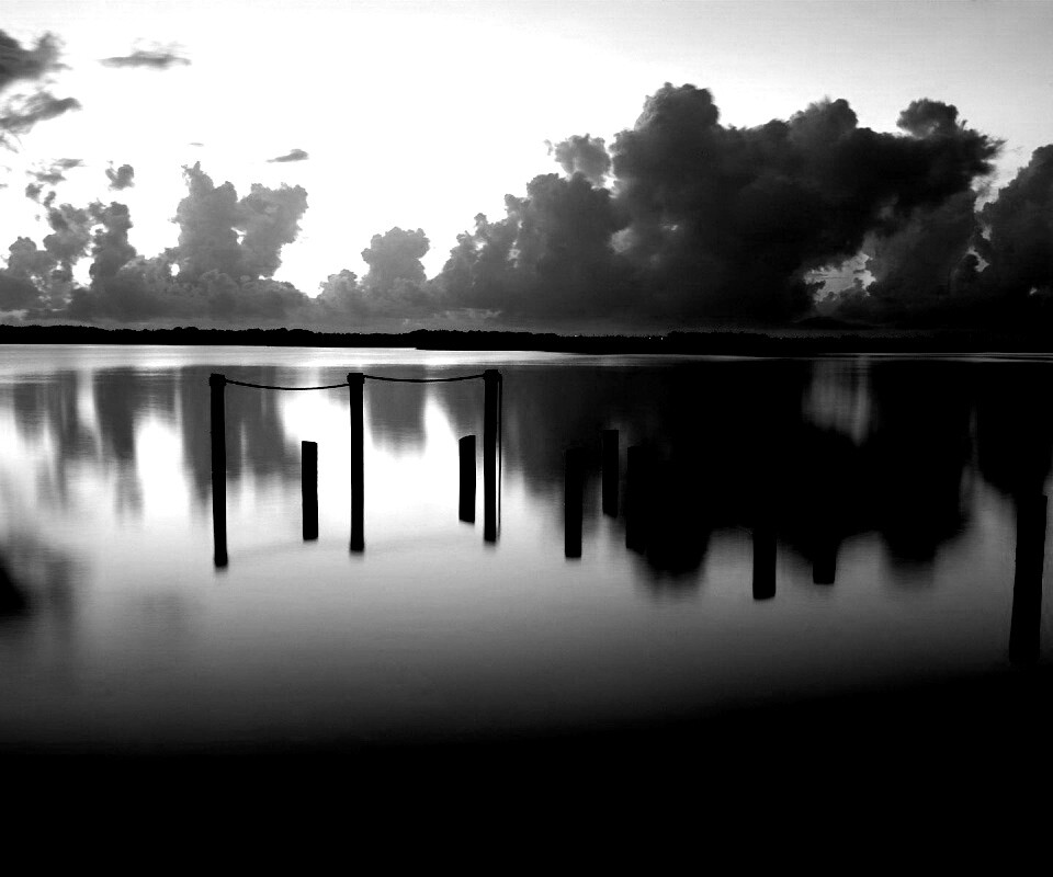 Столбики из воды обои