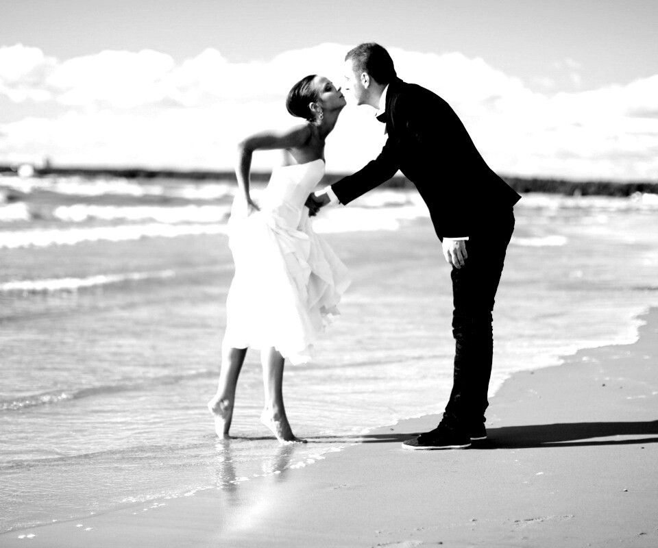 Поцелуй на пляже обои