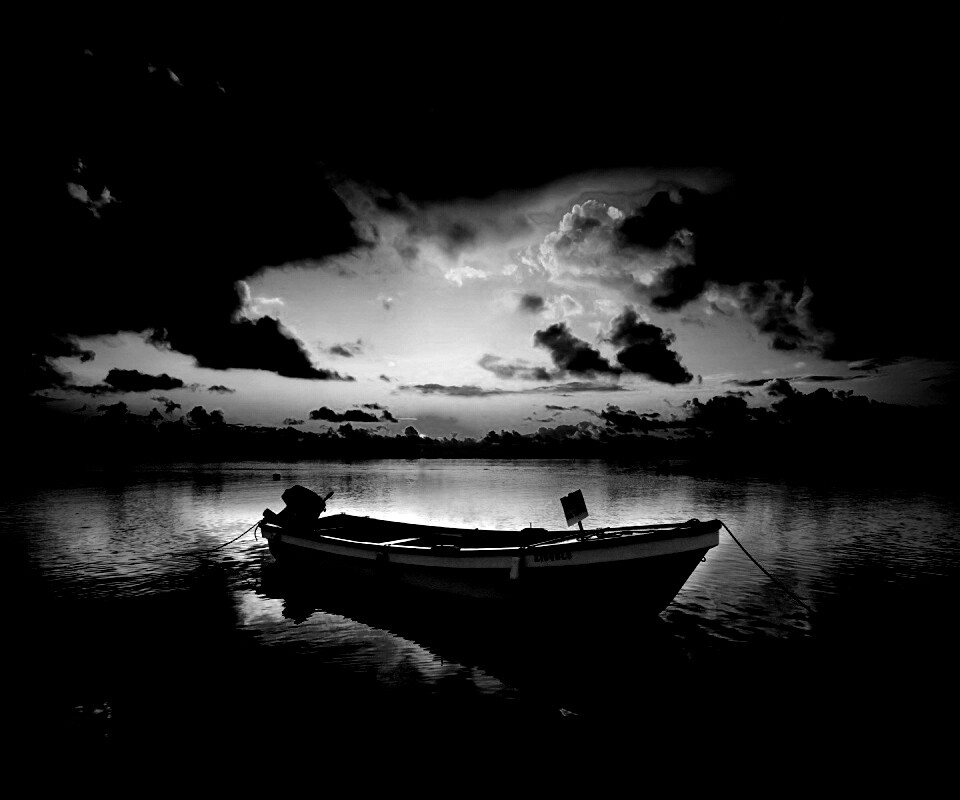 Тучи над озером обои