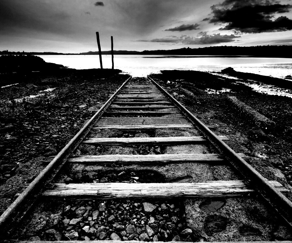 Рельсы обрывающиеся в воду обои