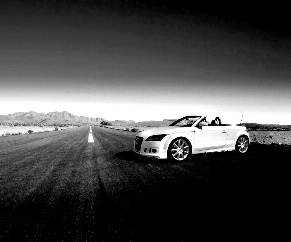 Кабриолет Ауди на пустынной дорге обои