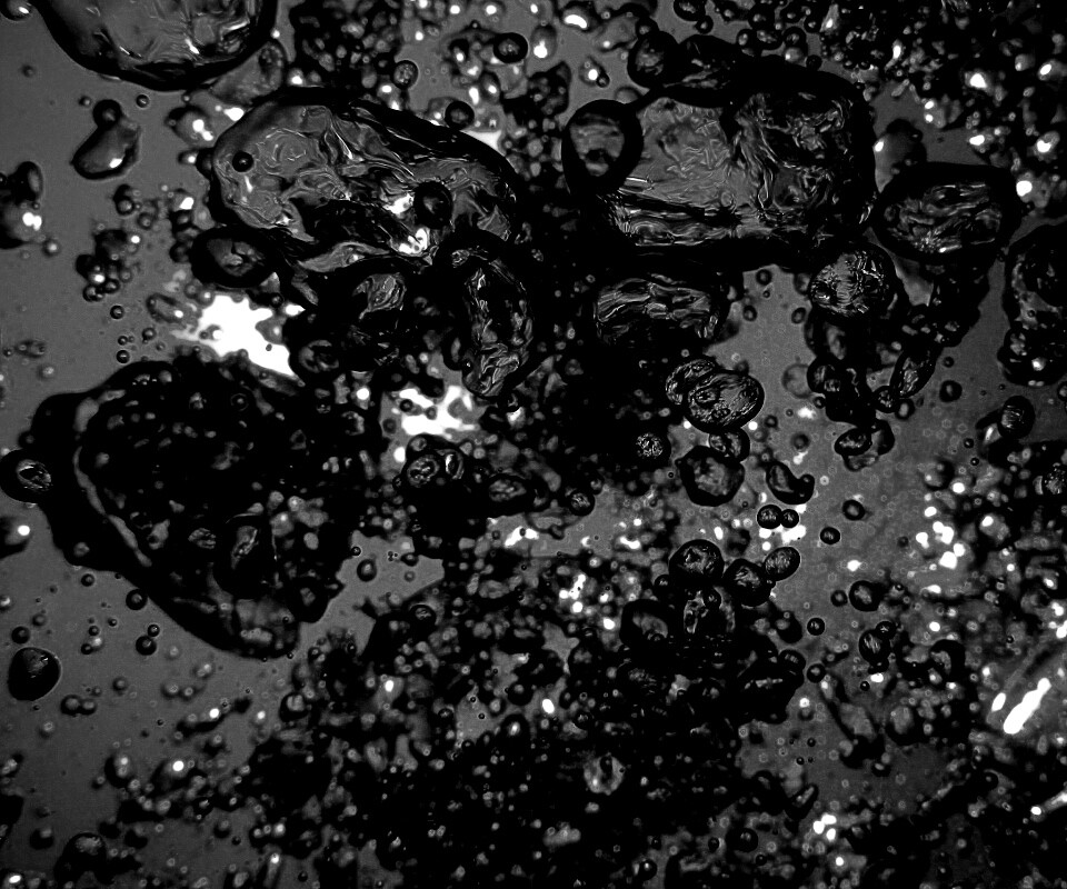 Тёмные пузыри в воде обои