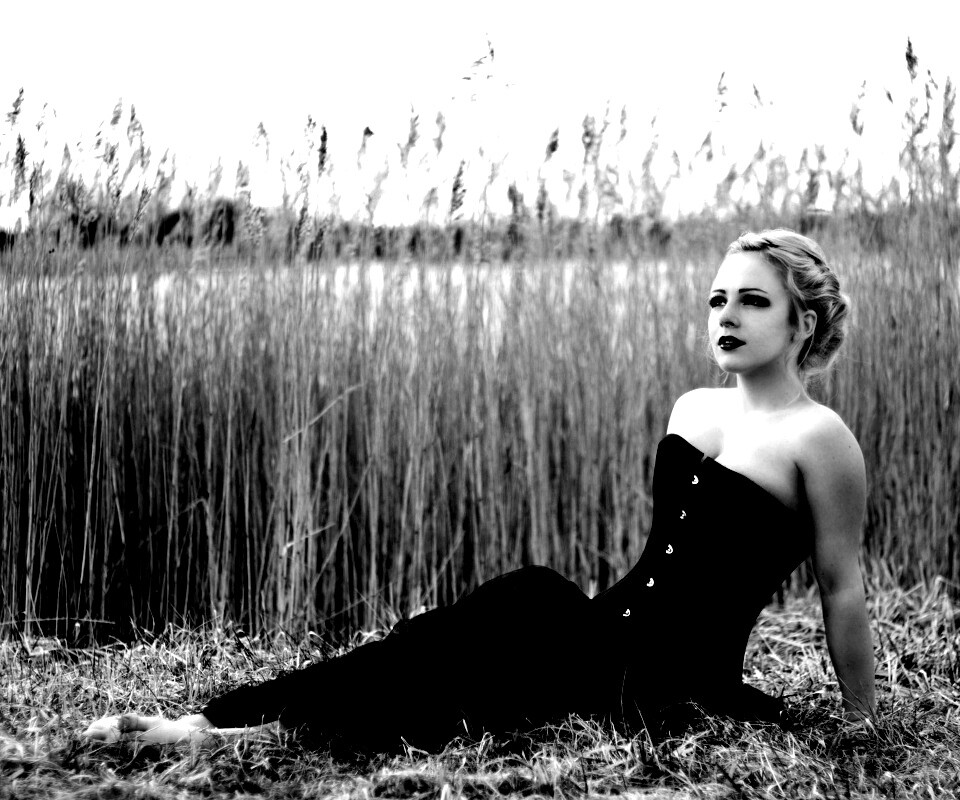 Девушка на траве в черном корсете обои