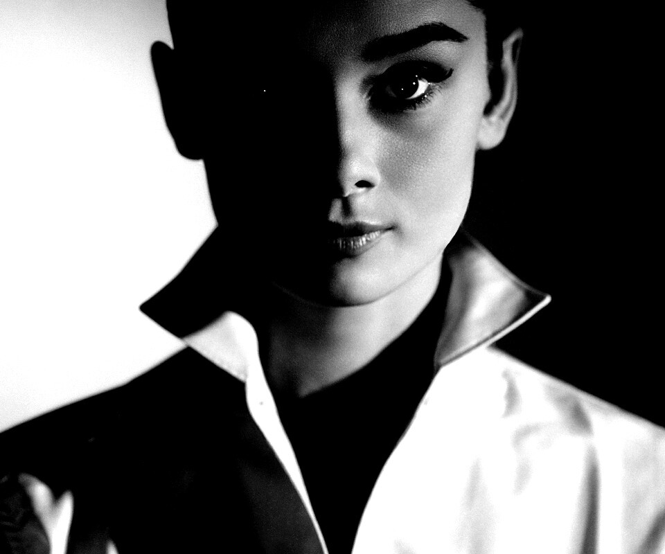 Одри Хепберн в grayscale обои