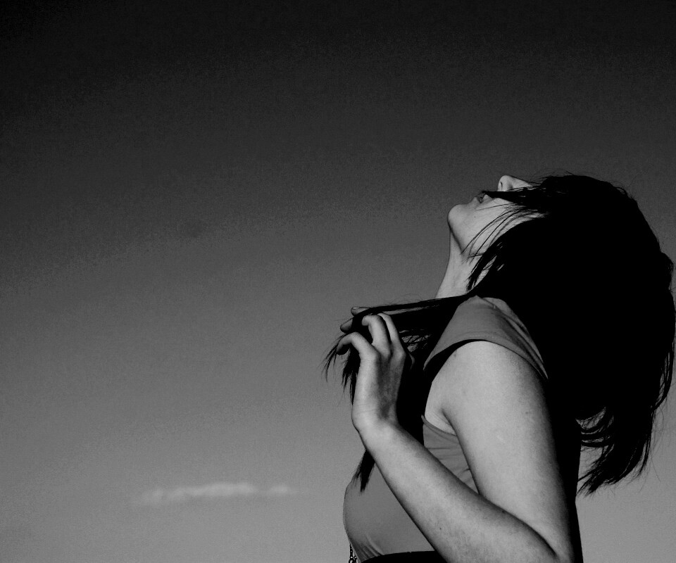 Взгляд брюнетки в небо обои