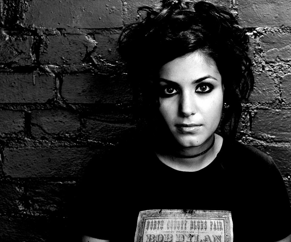 Подросток на фоне розовой кирпичной стены обои