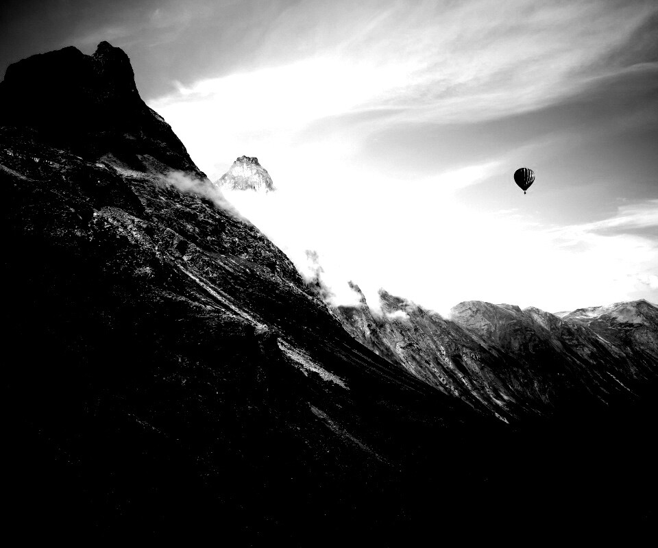 Воздушный шар в горах обои