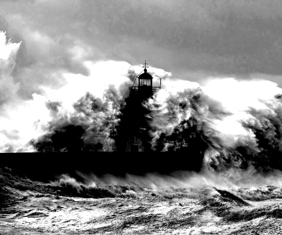Маяк в шторм обои