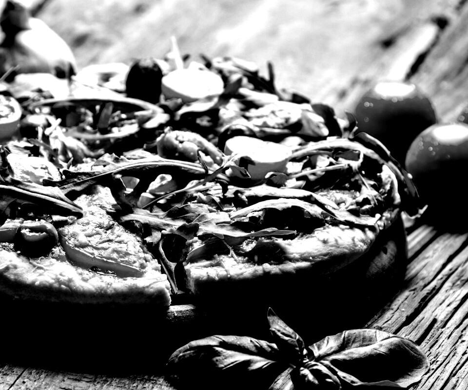 Свежая пицца с рукколой обои