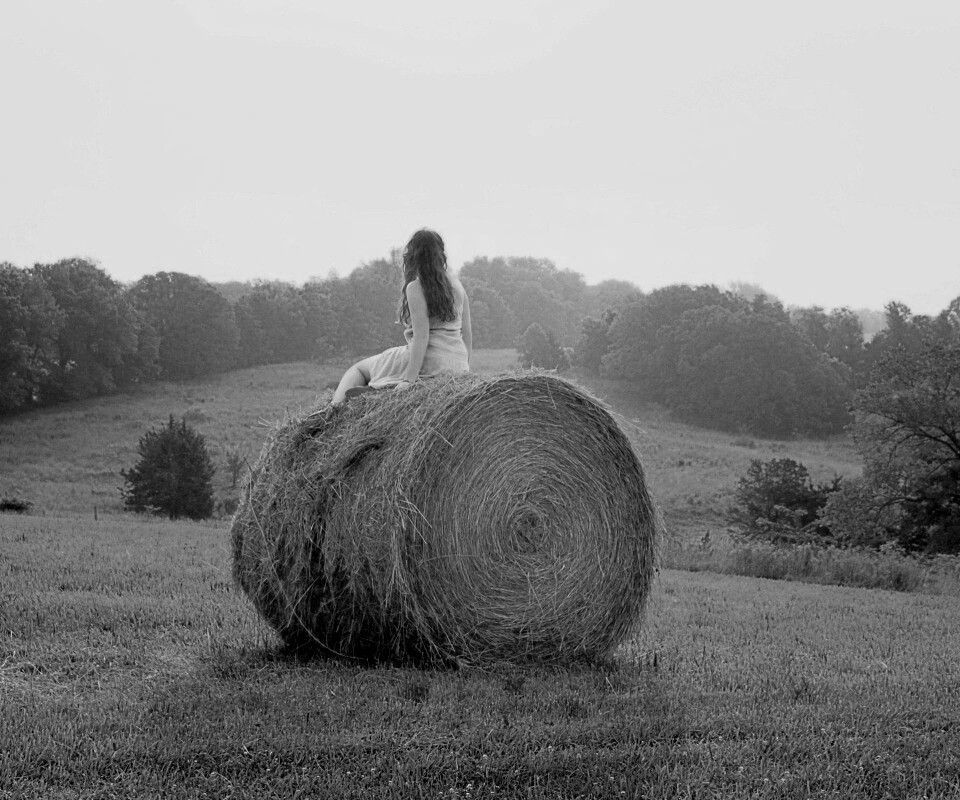 Девушка на снопе сена обои