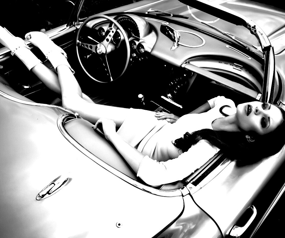 Женщина в кабриолете обои