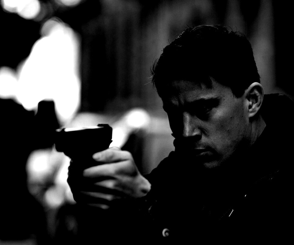 Ченнинг Татум с пистолетом обои