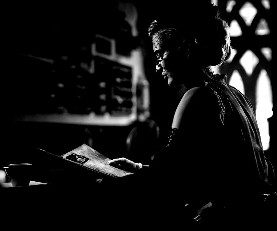 Витажная девушка в кафе обои