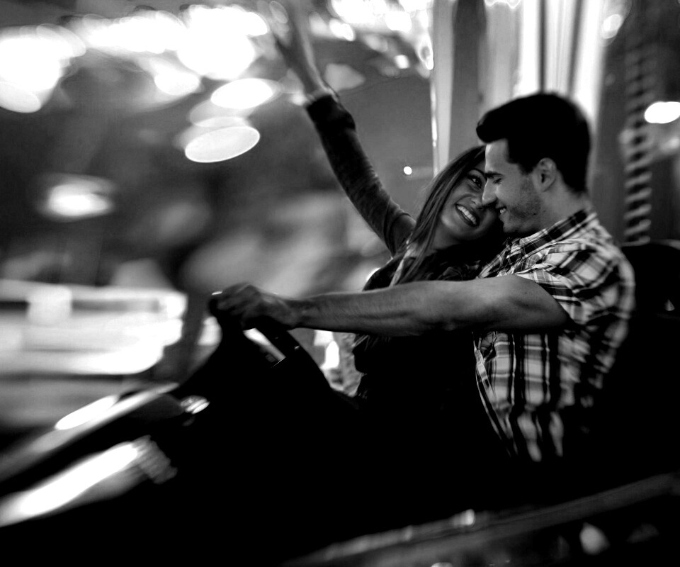 Счастливая пара на аттракционах обои