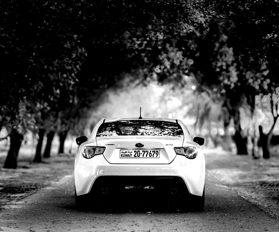 Субару на осенней дороге обои