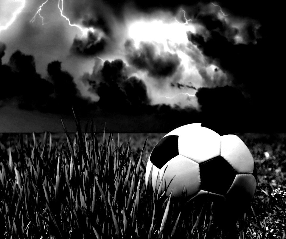 Футбольный мяч на газоне обои