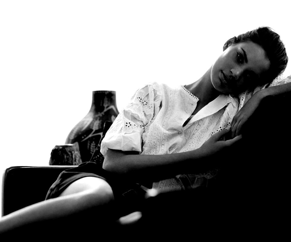 Девушка на диване обои