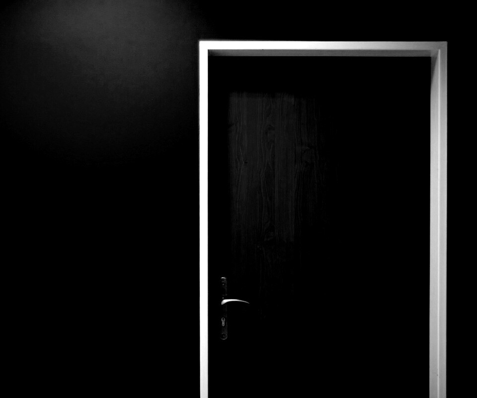 Дверь в стене обои