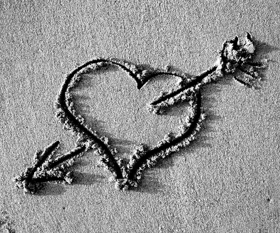 Сердце на песке обои