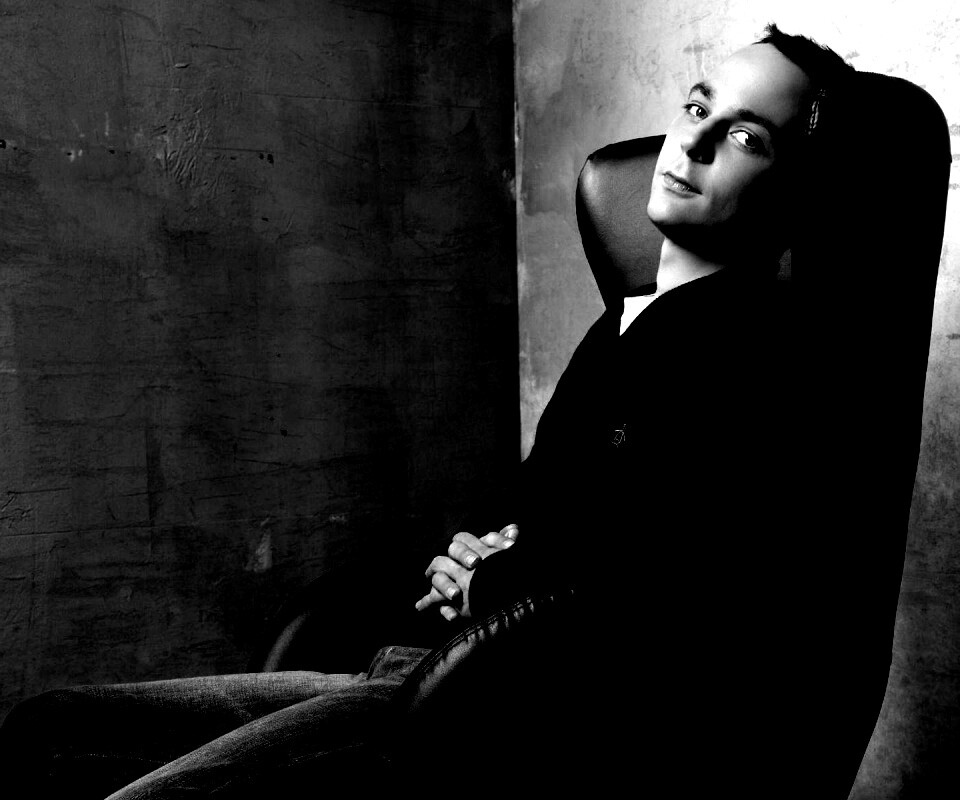 Джим Парсонс в крселе обои