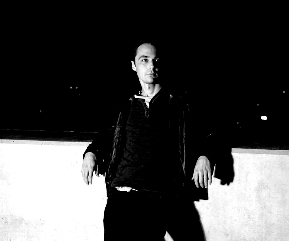 Джим Парсонс на балконе обои