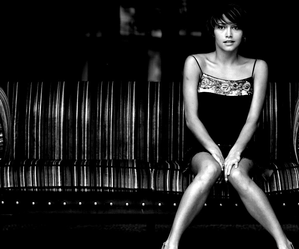 На диване обои