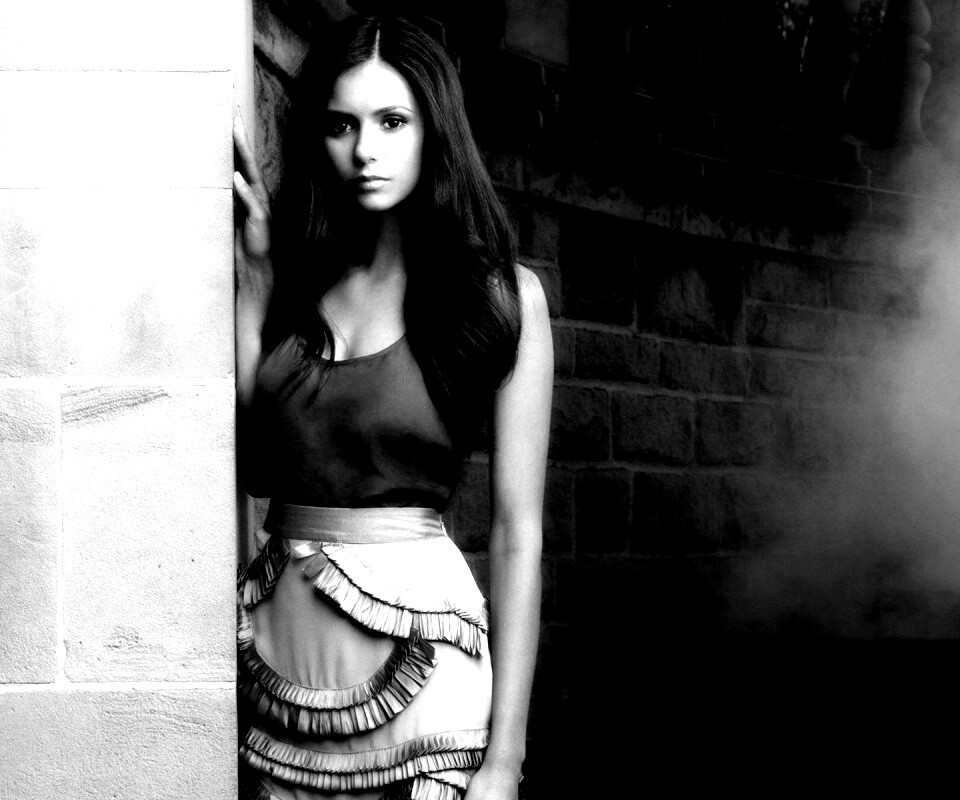 Девушка на лестнице обои