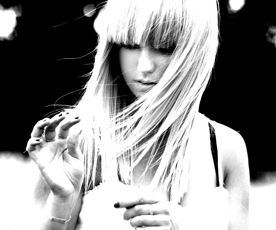 Красивая блондинка с ромашкой обои