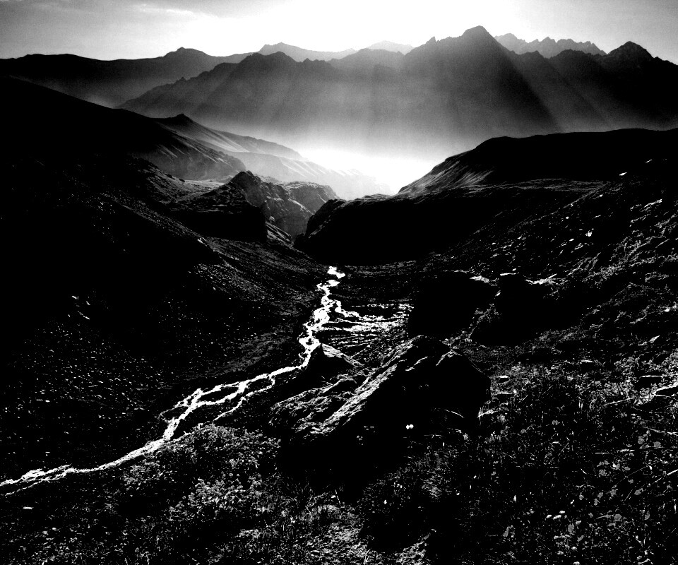 Горы и ручей обои