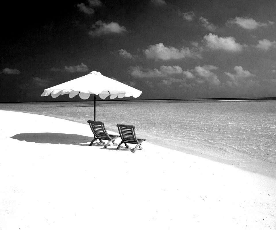 Песчаный пляж с двумя жезлонгами обои