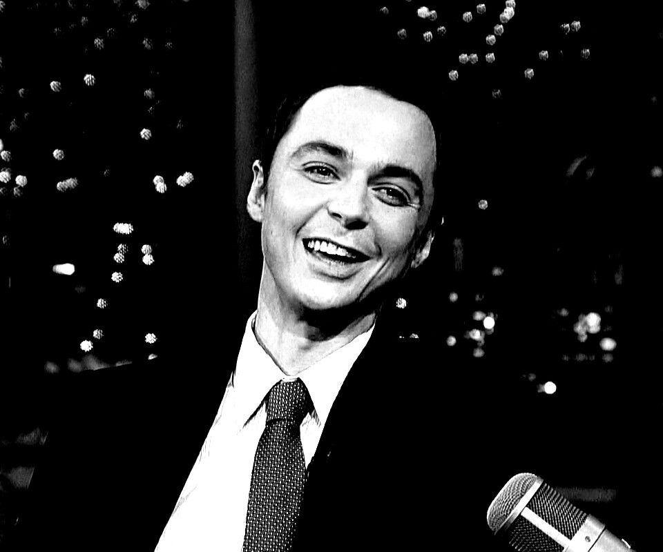 Джим Парсонс на вечернем шоу обои