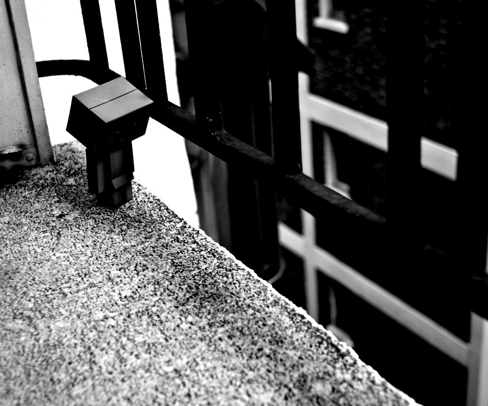 Грустный картонный человечек обои