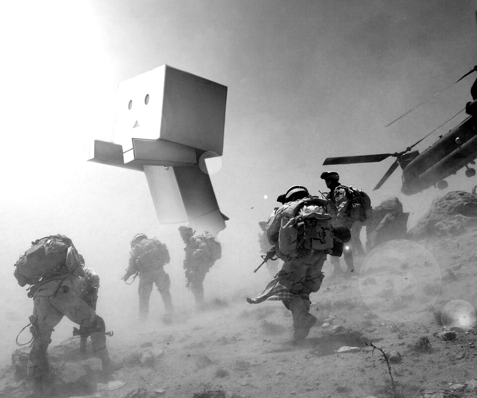 Картонный человек среди солдат обои