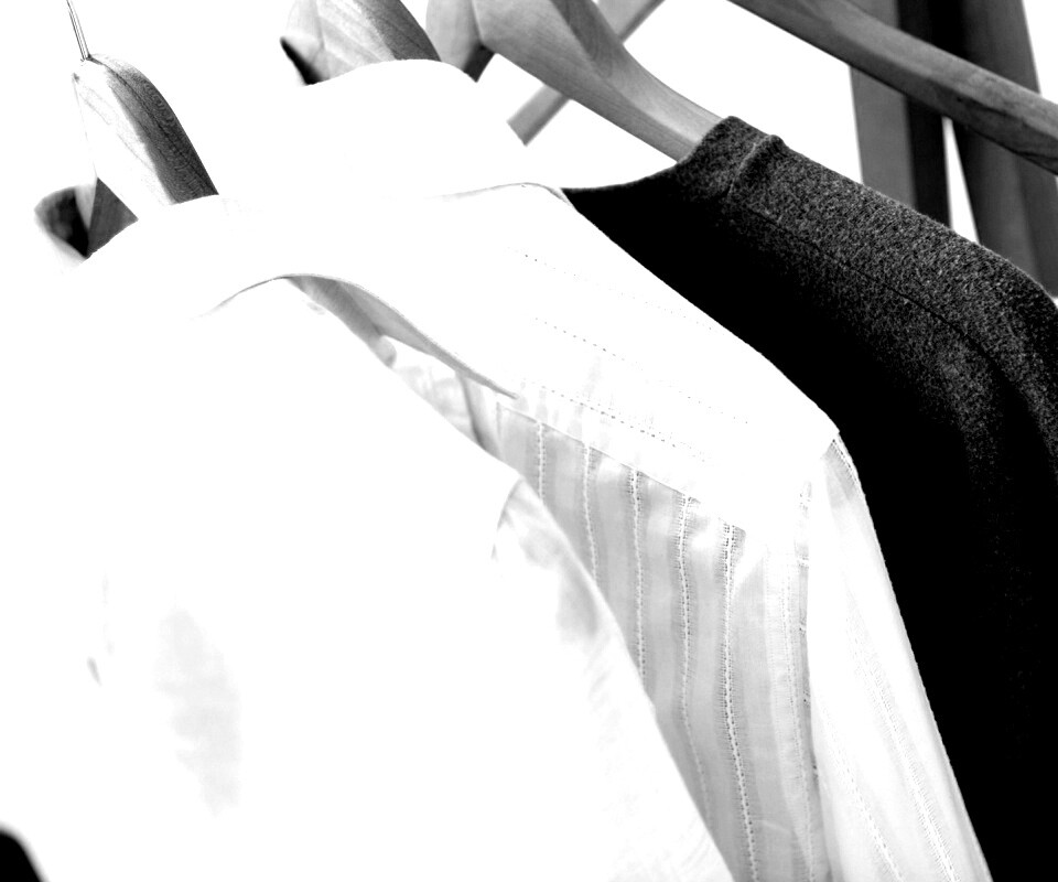 Вещи на вешалке обои