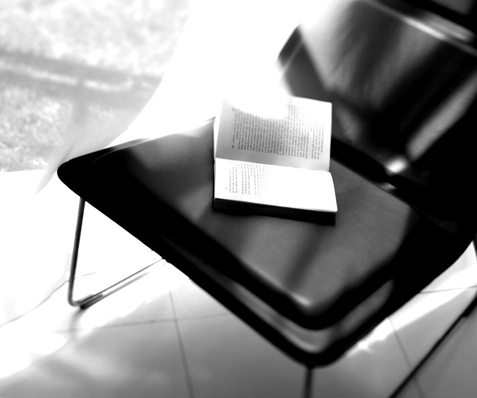 Книга на стуле обои