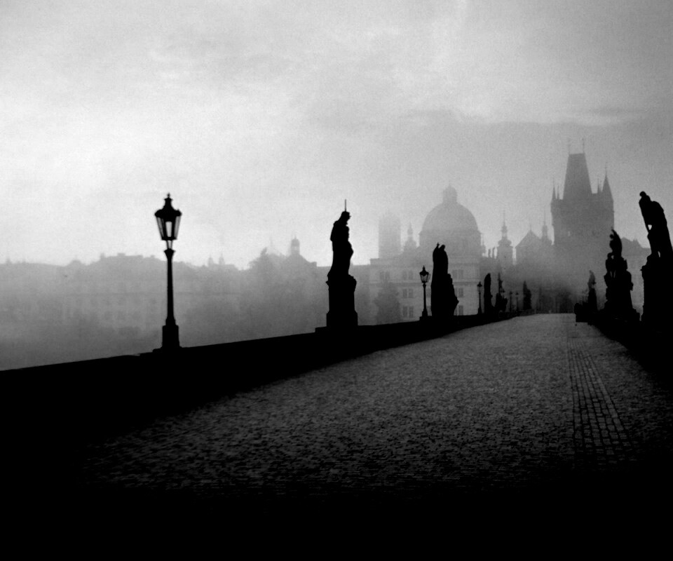 Мост с скульптурами обои