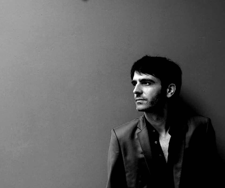 На красном фоне обои