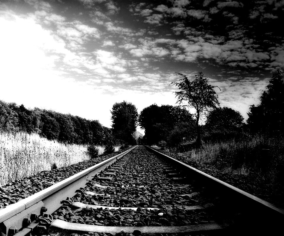 Уходящие в даль рельсы обои