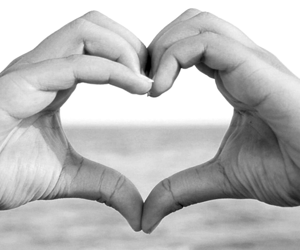 Руки сложенные сердечком обои