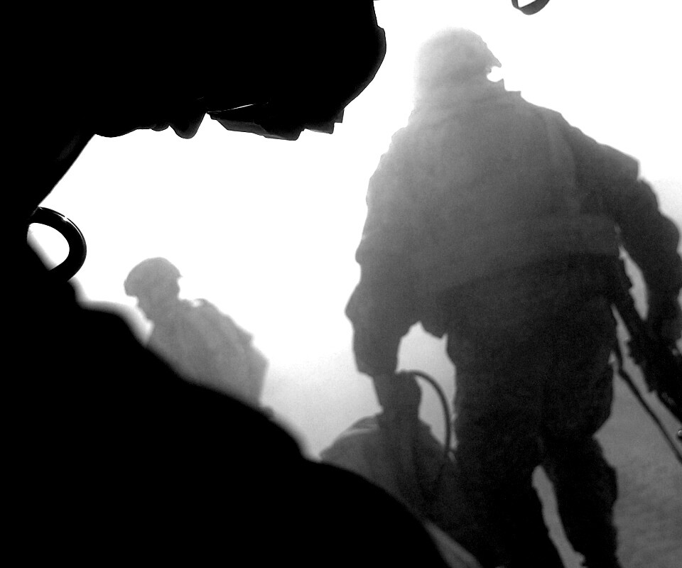 Солдаты выходят из броневика обои