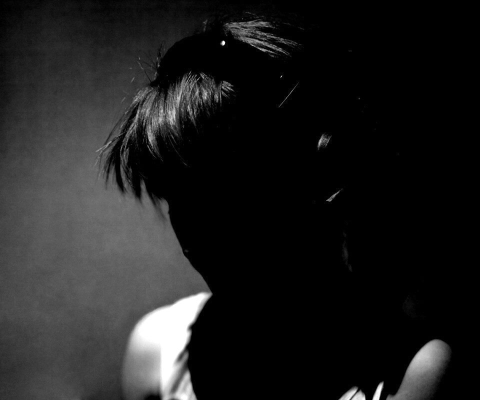 Рыжая в наушниках обои