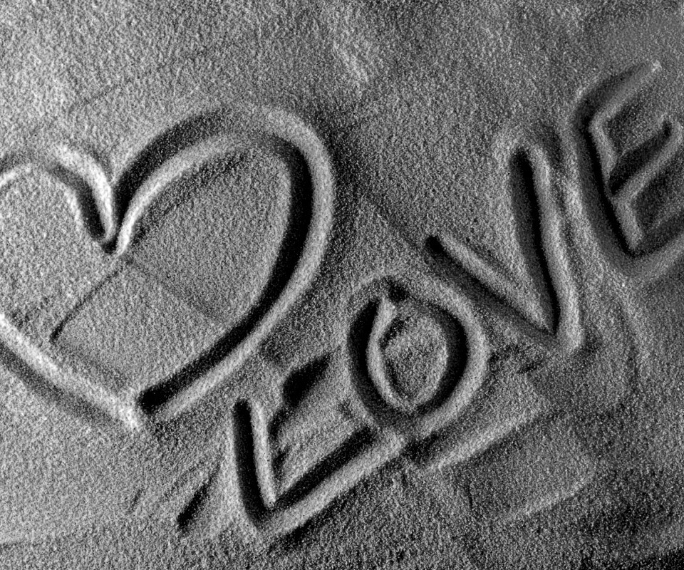 Любовь на песке обои