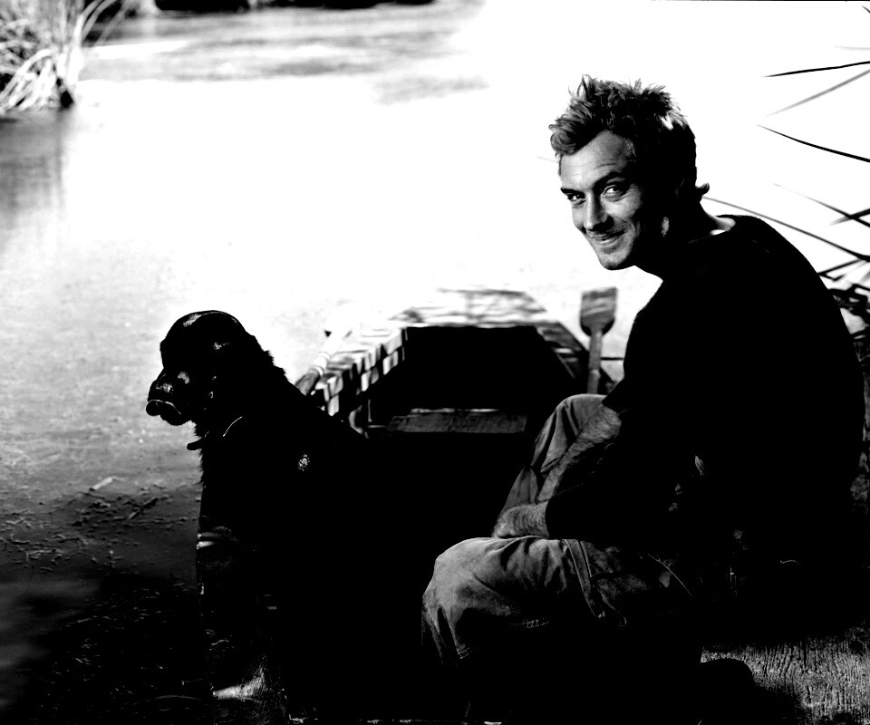 Джуд Лоу на лодке обои