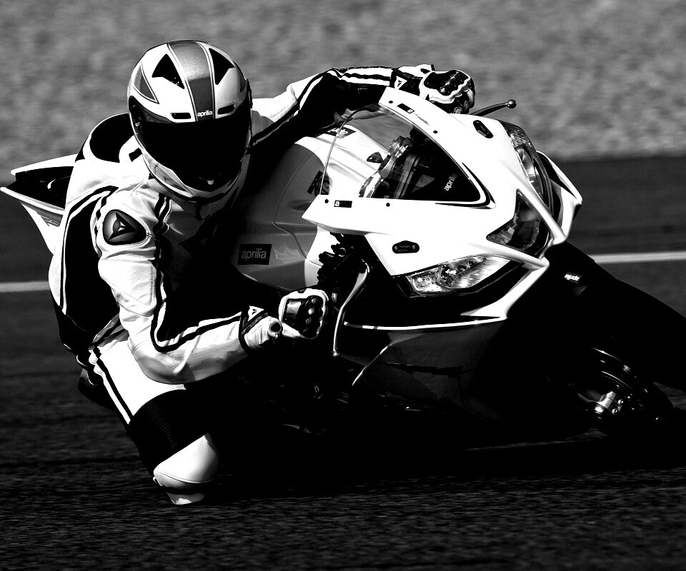 Байкер в белой экиперовкена Априлия РСВ4 обои